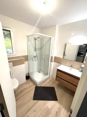 Salle de bains dans l'établissement Envol du Phénix - Studio neuf - Rivage indépendant en rez de jardin