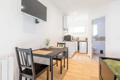 Cuisine ou kitchenette dans l'établissement Envol du Phénix - Studio neuf - Rivage indépendant en rez de jardin