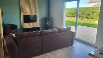 Télévision ou salle de divertissement dans l'établissement Maison le dauphin Kerlouan