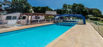 Piscine de l'établissement ZEcamping 2 étoiles piscine couverte chiens acceptés hammam et jacuzzi ou située à proximité