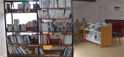 Bibliothèque dans le chalet