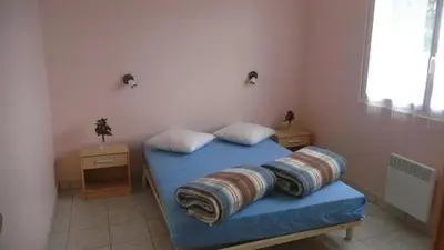 Un ou plusieurs lits dans un hébergement de l'établissement ZEcamping 2 étoiles piscine couverte chiens acceptés hammam et jacuzzi