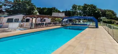 Piscine de l'établissement ZEcamping 2 étoiles piscine couverte chiens acceptés hammam et jacuzzi ou située à proximité