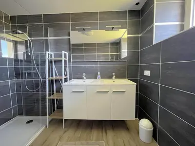 Salle de bains dans l'établissement Maison proche sentier littoral et mer, pour 8 personnes