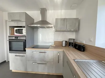 Cuisine ou kitchenette dans l'établissement Maison proche sentier littoral et mer, pour 8 personnes