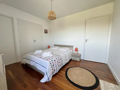 Un ou plusieurs lits dans un hébergement de l'établissement Maison proche sentier littoral et mer, pour 8 personnes