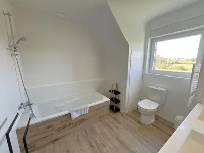 Salle de bains dans l'établissement Maison proche sentier littoral et mer, pour 8 personnes