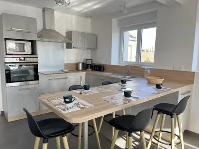 Cuisine ou kitchenette dans l'établissement Maison proche sentier littoral et mer, pour 8 personnes