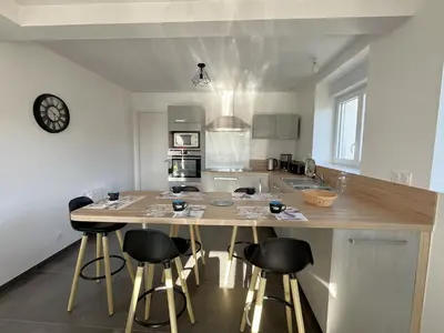 Cuisine ou kitchenette dans l'établissement Maison proche sentier littoral et mer, pour 8 personnes