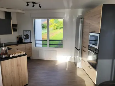 Cuisine ou kitchenette dans l'établissement T2 récent, tout équipé et bel extérieur