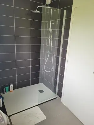 Salle de bains dans l'établissement T2 récent, tout équipé et bel extérieur