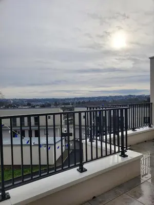 Balcon ou terrasse dans l'établissement T2 récent, tout équipé et bel extérieur