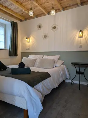 Un ou plusieurs lits dans un hébergement de l'établissement Gîte Les Hortensias Les Jardins de Kerellec 20min de la mer jacuzzi et terrasse