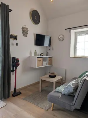 Télévision ou salle de divertissement dans l'établissement Gîte Les Hortensias Les Jardins de Kerellec 20min de la mer jacuzzi et terrasse