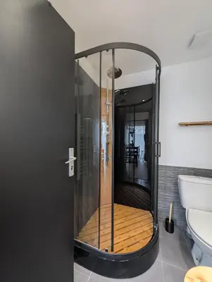 Salle de bains dans l'établissement Gîte Les Hortensias Les Jardins de Kerellec 20min de la mer jacuzzi et terrasse