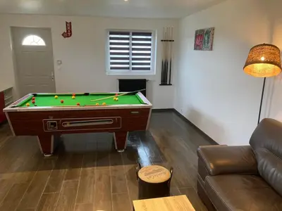 Billard dans l'établissement La Villa du Cap - indoor pool - billiards table