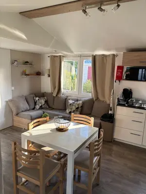 Cuisine ou kitchenette dans l'établissement Mh 3 ch - 1 sdb - terrasse couverte - kerlann