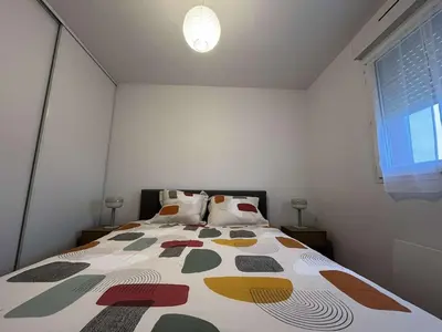 Un ou plusieurs lits dans un hébergement de l'établissement Appartement chaleureux proche du centre et de la plage