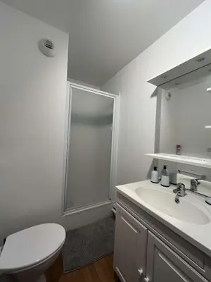 Salle de bains dans l'établissement Appartement chaleureux proche du centre et de la plage