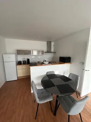 Cuisine ou kitchenette dans l'établissement Appartement chaleureux proche du centre et de la plage