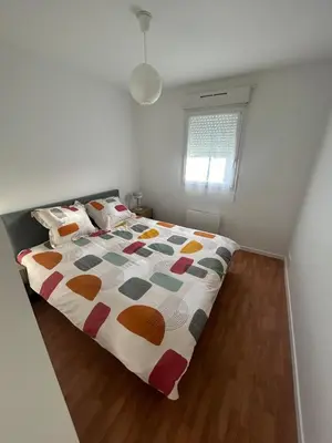 Un ou plusieurs lits dans un hébergement de l'établissement Appartement chaleureux proche du centre et de la plage