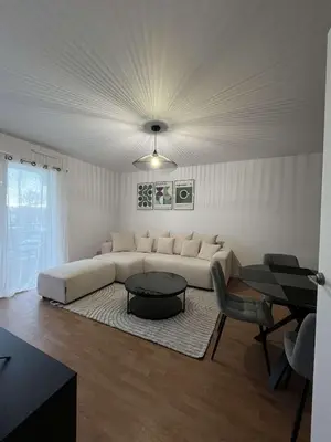 Coin salon dans l'établissement Appartement chaleureux proche du centre et de la plage