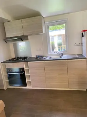Cuisine ou kitchenette dans l'établissement mobil home 742