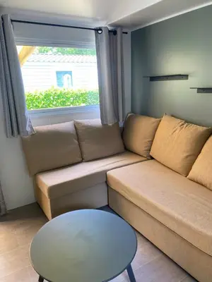 Coin salon dans l'établissement mobil home 742