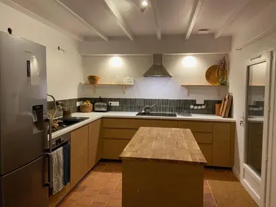 Cuisine ou kitchenette dans l'établissement Kerlou