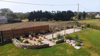 Jardin de l'établissement Le Hangar de Moguériec SIBIRIL bord de mer