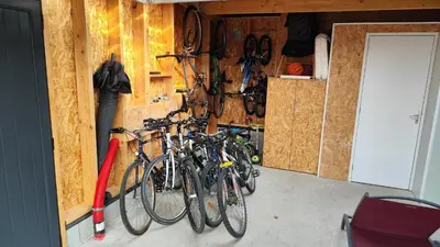 Vélo sur le terrain de l'établissement Le Hangar de Moguériec SIBIRIL bord de mer ou dans les environs