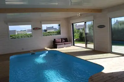 Piscine de l'établissement Villa am Meer mit Komfort privates Hallen Schwimmbad und Jacuzzi ou située à proximité