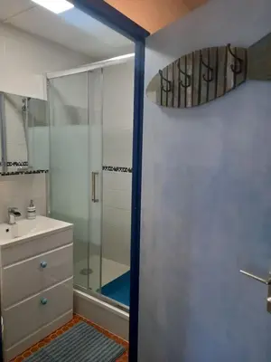 Salle de bains dans l'établissement Appartement Saint-Nic, Pentrez,entre Douarnenez Crozon