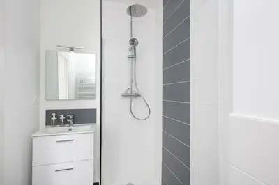 Salle de bains dans l'établissement Louzou