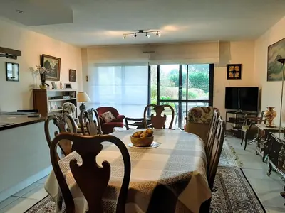 Télévision ou salle de divertissement dans l'établissement Le jardin de la Baie-face plage du Trez & thalasso