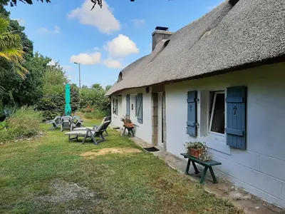 Jardin de l'établissement Adorable Chaumière traditionnelle plage à pied