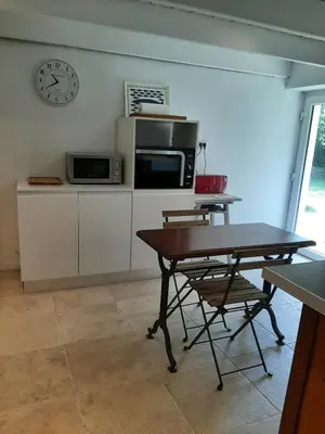 Cuisine ou kitchenette dans l'établissement Adorable Chaumière traditionnelle plage à pied