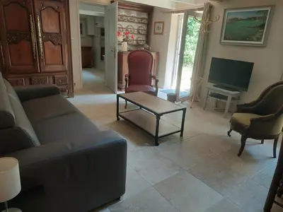 Télévision ou salle de divertissement dans l'établissement Adorable Chaumière traditionnelle plage à pied