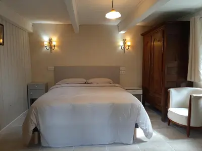 Un ou plusieurs lits dans un hébergement de l'établissement Adorable Chaumière traditionnelle plage à pied