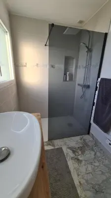 Salle de bains dans l'établissement Maison Cerisier