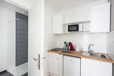 Cuisine ou kitchenette dans l'établissement Tomm