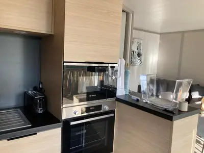 Cuisine ou kitchenette dans l'établissement Mobil Home piscine chauffée Pont l 'Abbe