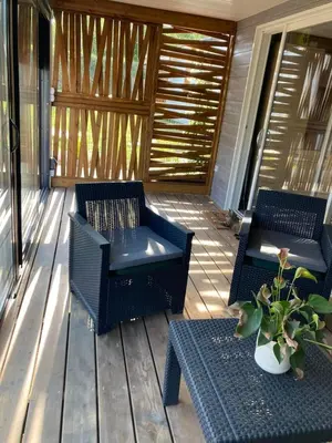 Coin salon dans l'établissement Mobil Home piscine chauffée Pont l 'Abbe
