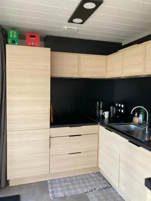 Cuisine ou kitchenette dans l'établissement Mobil Home piscine chauffée Pont l 'Abbe