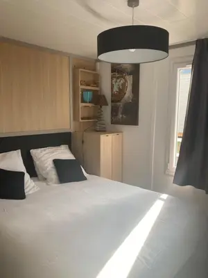 Un ou plusieurs lits dans un hébergement de l'établissement Mobil Home piscine chauffée Pont l 'Abbe