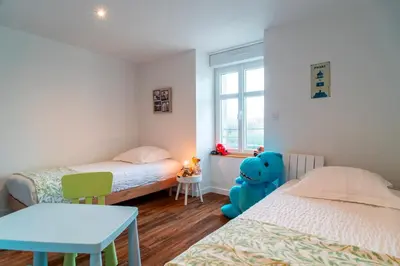 Un ou plusieurs lits dans un hébergement de l'établissement Maison spacieuse a 20 minutes de mer
