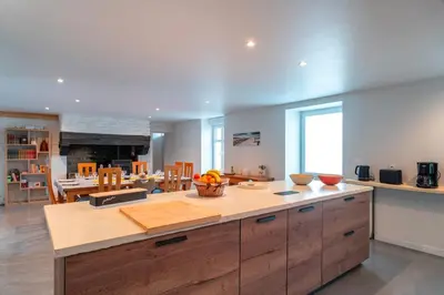 Cuisine ou kitchenette dans l'établissement Maison spacieuse a 20 minutes de mer