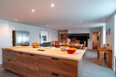 Cuisine ou kitchenette dans l'établissement Maison spacieuse a 20 minutes de mer