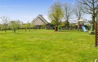Aire de jeux pour enfants de l'établissement 2 Bedroom Amazing Home In Plomeur