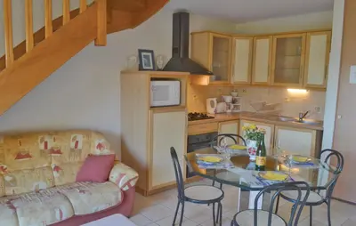 Cuisine ou kitchenette dans l'établissement 2 Bedroom Amazing Home In Plomeur